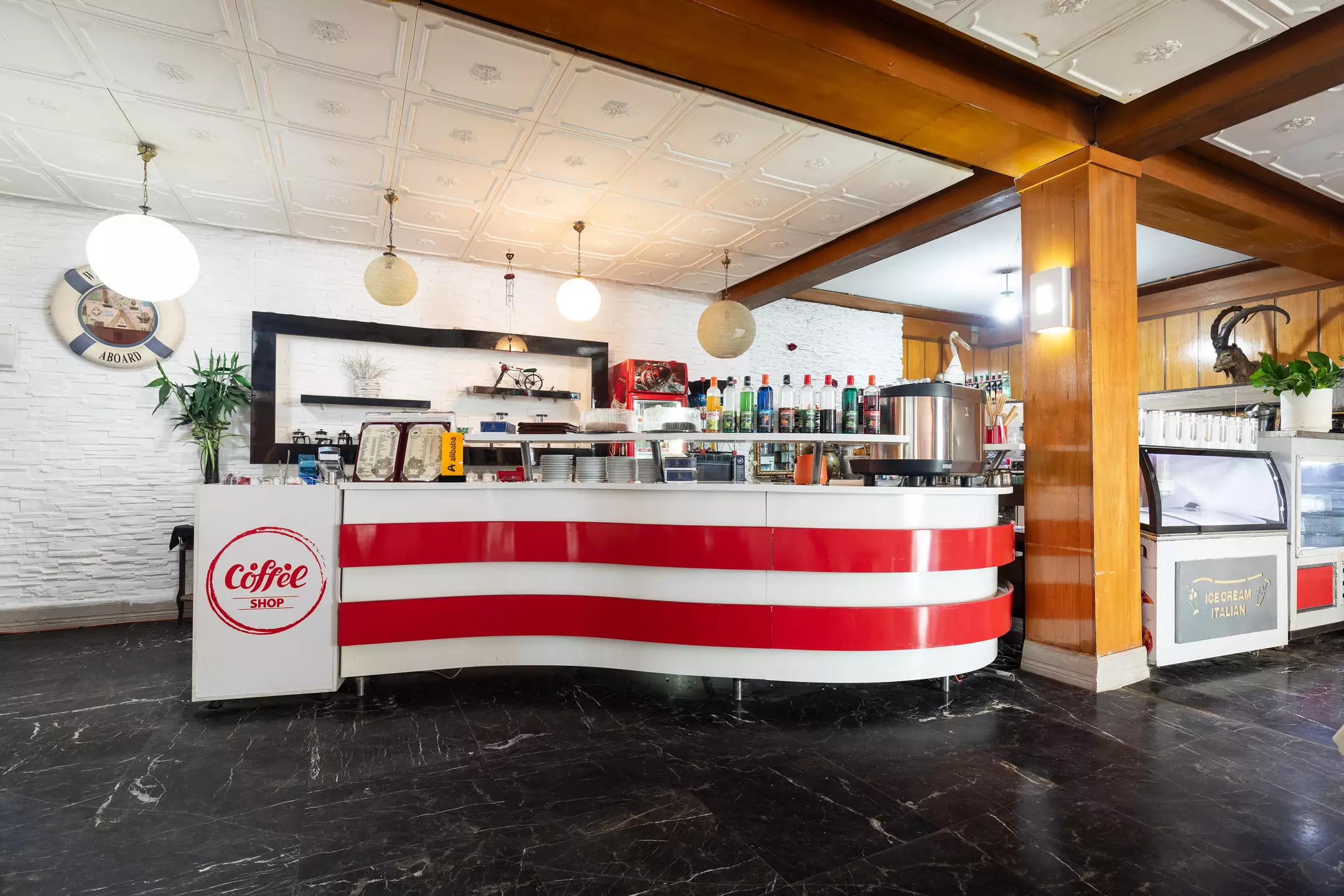 هتل سفید کنار بندر انزلی